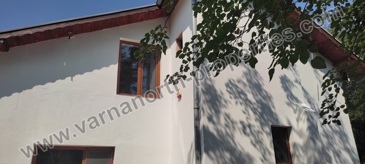 Къща с голям двор в тих район близо до Генерал Тошево