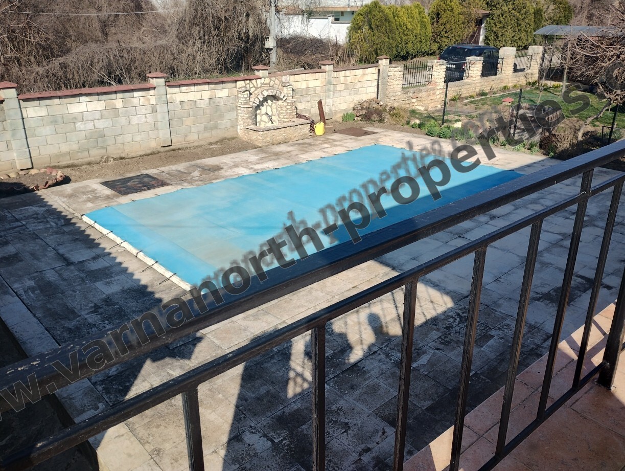 Къща с частична морска панорама в една от близките вилни зони в гр. Балчик