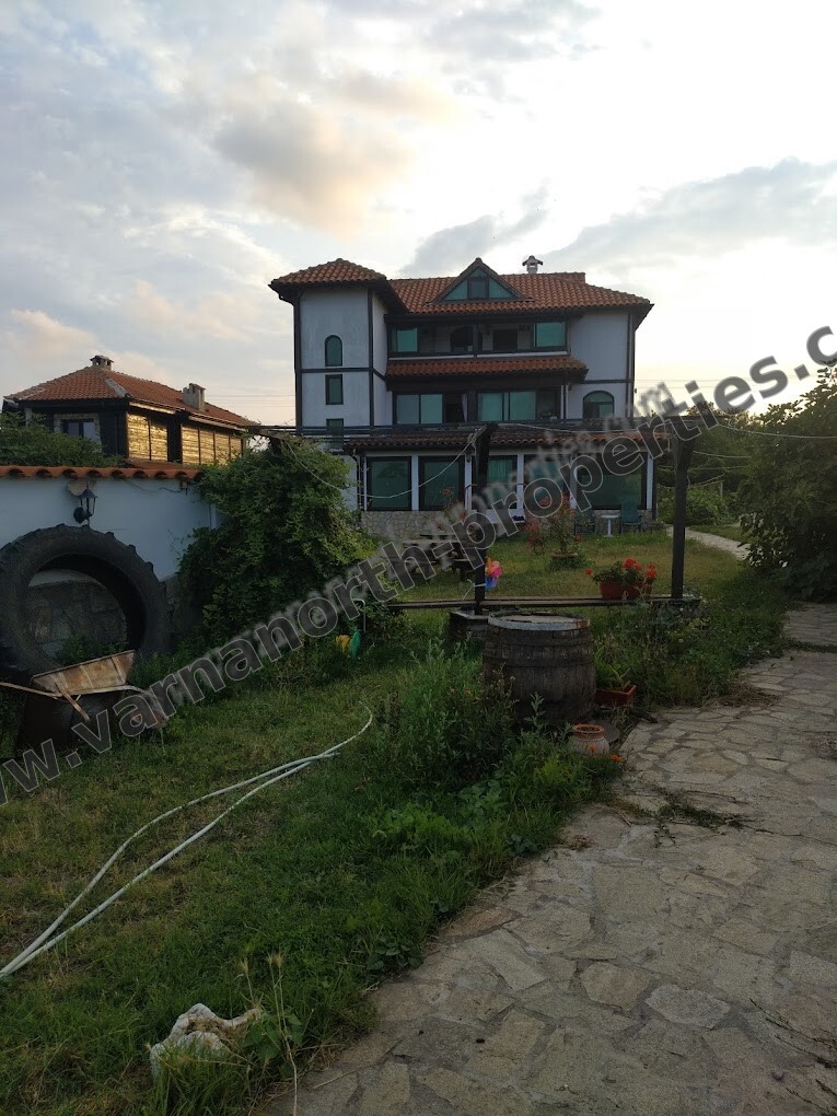 Kъща с двор и морска гледка на живописния бряг на Тюленово
